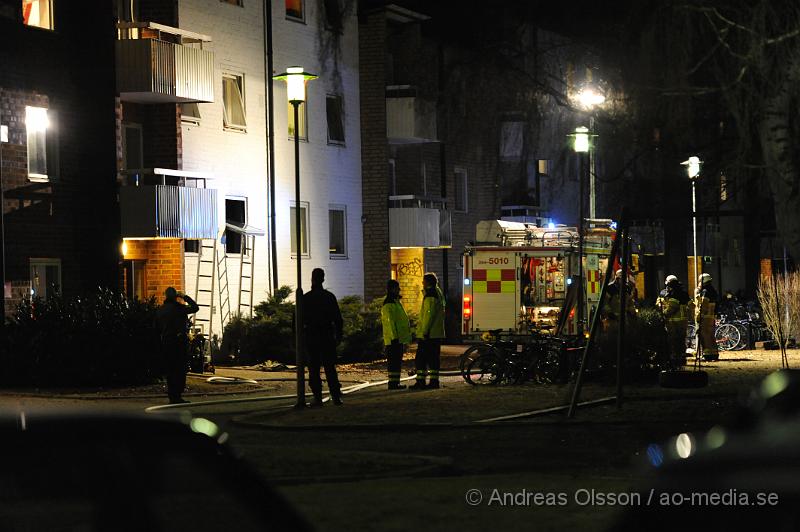 _DSC5692.JPG - Vid 20:30 tiden larmades räddningstjänsten till en lägenhetsbrand i Svalöv, vid framkomst så syndes lågor och lägenheten ska ha varit helt rökfylld. Det är ännu oklart om någon befann sig i lägenheten. Hur branden har uppkommit är oklart just nu, det kan röra sig om en anlagd brand. Polisen spärrade av området för ytterligare undersökningar.