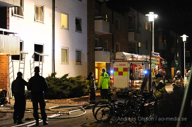 _DSC5697.JPG - Vid 20:30 tiden larmades räddningstjänsten till en lägenhetsbrand i Svalöv, vid framkomst så syndes lågor och lägenheten ska ha varit helt rökfylld. Det är ännu oklart om någon befann sig i lägenheten. Hur branden har uppkommit är oklart just nu, det kan röra sig om en anlagd brand. Polisen spärrade av området för ytterligare undersökningar.