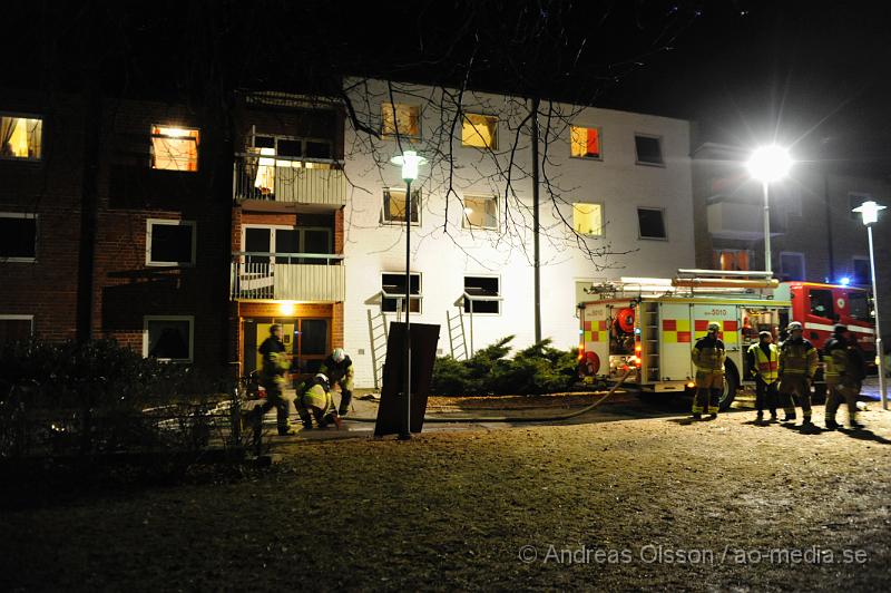 _DSC5702.JPG - Vid 20:30 tiden larmades räddningstjänsten till en lägenhetsbrand i Svalöv, vid framkomst så syndes lågor och lägenheten ska ha varit helt rökfylld. Det är ännu oklart om någon befann sig i lägenheten. Hur branden har uppkommit är oklart just nu, det kan röra sig om en anlagd brand. Polisen spärrade av området för ytterligare undersökningar.