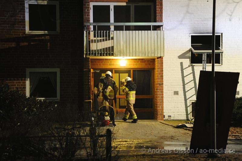 _DSC5710.JPG - Vid 20:30 tiden larmades räddningstjänsten till en lägenhetsbrand i Svalöv, vid framkomst så syndes lågor och lägenheten ska ha varit helt rökfylld. Det är ännu oklart om någon befann sig i lägenheten. Hur branden har uppkommit är oklart just nu, det kan röra sig om en anlagd brand. Polisen spärrade av området för ytterligare undersökningar.