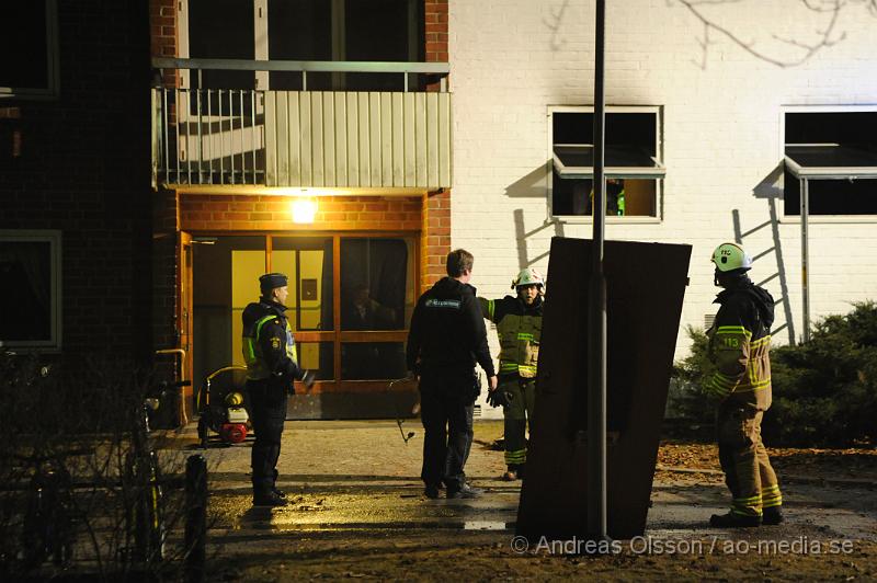 _DSC5718.JPG - Vid 20:30 tiden larmades räddningstjänsten till en lägenhetsbrand i Svalöv, vid framkomst så syndes lågor och lägenheten ska ha varit helt rökfylld. Det är ännu oklart om någon befann sig i lägenheten. Hur branden har uppkommit är oklart just nu, det kan röra sig om en anlagd brand. Polisen spärrade av området för ytterligare undersökningar.