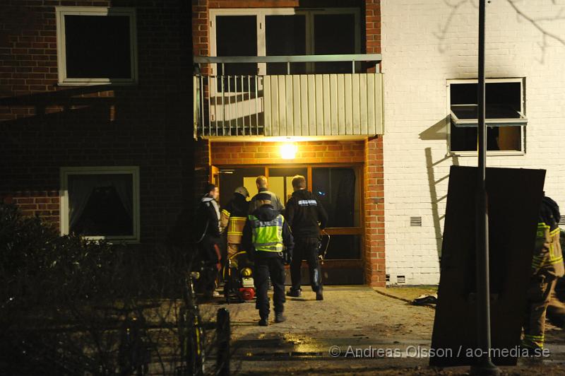 _DSC5719.JPG - Vid 20:30 tiden larmades räddningstjänsten till en lägenhetsbrand i Svalöv, vid framkomst så syndes lågor och lägenheten ska ha varit helt rökfylld. Det är ännu oklart om någon befann sig i lägenheten. Hur branden har uppkommit är oklart just nu, det kan röra sig om en anlagd brand. Polisen spärrade av området för ytterligare undersökningar.