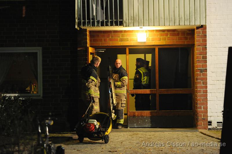 _DSC5735.JPG - Vid 20:30 tiden larmades räddningstjänsten till en lägenhetsbrand i Svalöv, vid framkomst så syndes lågor och lägenheten ska ha varit helt rökfylld. Det är ännu oklart om någon befann sig i lägenheten. Hur branden har uppkommit är oklart just nu, det kan röra sig om en anlagd brand. Polisen spärrade av området för ytterligare undersökningar.