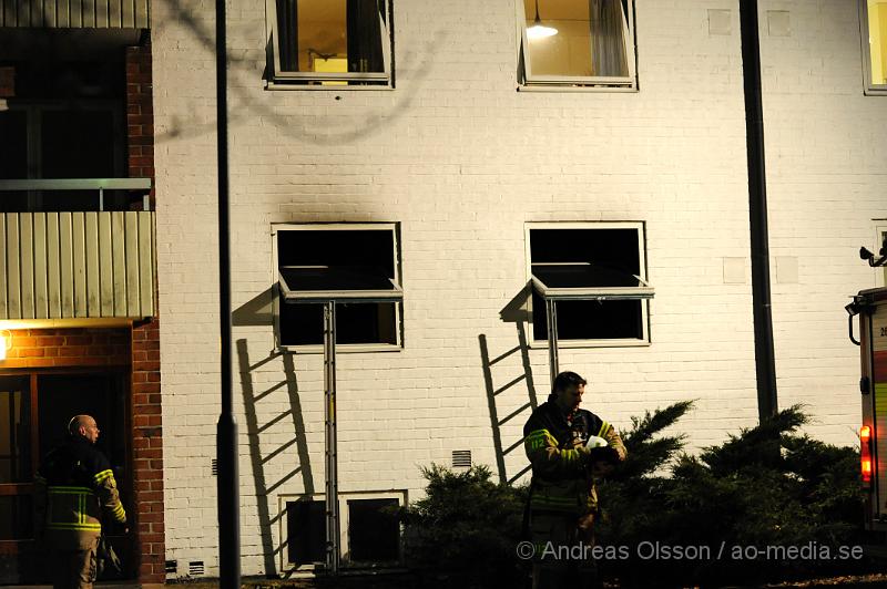 _DSC5752.JPG - Vid 20:30 tiden larmades räddningstjänsten till en lägenhetsbrand i Svalöv, vid framkomst så syndes lågor och lägenheten ska ha varit helt rökfylld. Det är ännu oklart om någon befann sig i lägenheten. Hur branden har uppkommit är oklart just nu, det kan röra sig om en anlagd brand. Polisen spärrade av området för ytterligare undersökningar.