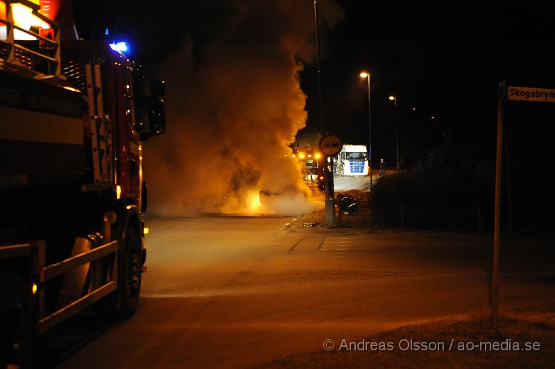 _DSC5878.JPG - Vid 21:10 tiden larmades räddningstjänsten till en bilbrand i Stidsvig, vid framkomst var bilen helt övertänd. Vad som orsakat branden är oklart. Men den börja brinna under färd. Inga personer ska ha kommit till skada under händelsen. Branden var svårsläck eftersom bilen gick på bränslet E85.