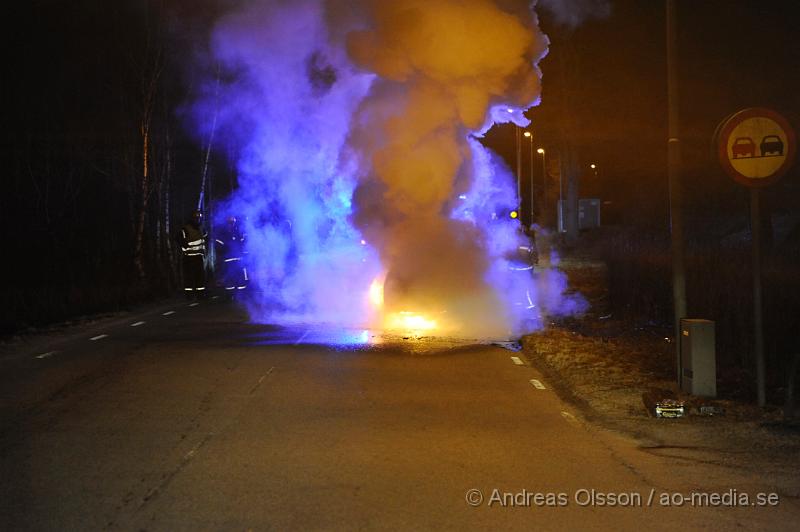 _DSC5880.JPG - Vid 21:10 tiden larmades räddningstjänsten till en bilbrand i Stidsvig, vid framkomst var bilen helt övertänd. Vad som orsakat branden är oklart. Men den börja brinna under färd. Inga personer ska ha kommit till skada under händelsen. Branden var svårsläck eftersom bilen gick på bränslet E85.