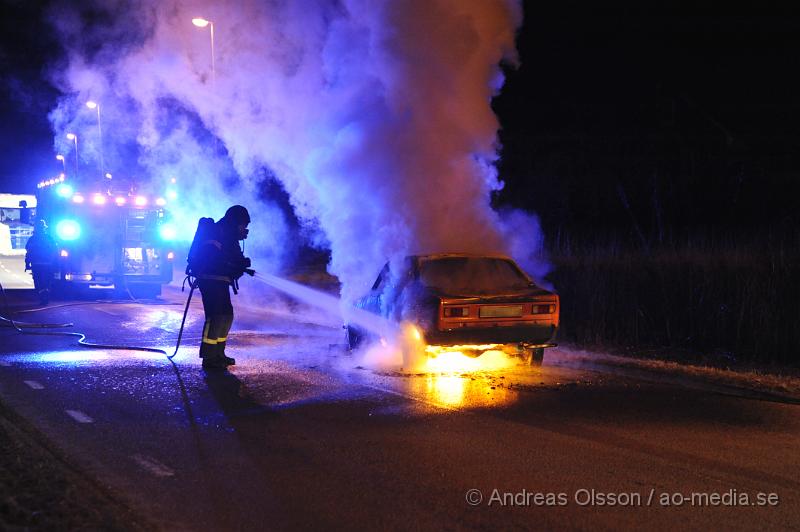 _DSC5882.JPG - Vid 21:10 tiden larmades räddningstjänsten till en bilbrand i Stidsvig, vid framkomst var bilen helt övertänd. Vad som orsakat branden är oklart. Men den börja brinna under färd. Inga personer ska ha kommit till skada under händelsen. Branden var svårsläck eftersom bilen gick på bränslet E85.