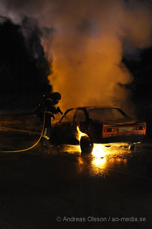 _DSC5888.JPG - Vid 21:10 tiden larmades räddningstjänsten till en bilbrand i Stidsvig, vid framkomst var bilen helt övertänd. Vad som orsakat branden är oklart. Men den börja brinna under färd. Inga personer ska ha kommit till skada under händelsen. Branden var svårsläck eftersom bilen gick på bränslet E85.