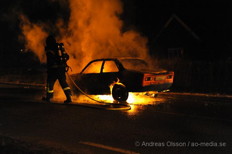 _DSC5892.JPG - Vid 21:10 tiden larmades räddningstjänsten till en bilbrand i Stidsvig, vid framkomst var bilen helt övertänd. Vad som orsakat branden är oklart. Men den börja brinna under färd. Inga personer ska ha kommit till skada under händelsen. Branden var svårsläck eftersom bilen gick på bränslet E85.