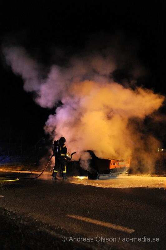 _DSC5903.JPG - Vid 21:10 tiden larmades räddningstjänsten till en bilbrand i Stidsvig, vid framkomst var bilen helt övertänd. Vad som orsakat branden är oklart. Men den börja brinna under färd. Inga personer ska ha kommit till skada under händelsen. Branden var svårsläck eftersom bilen gick på bränslet E85.