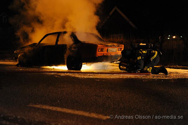 _DSC5908.JPG - Vid 21:10 tiden larmades räddningstjänsten till en bilbrand i Stidsvig, vid framkomst var bilen helt övertänd. Vad som orsakat branden är oklart. Men den börja brinna under färd. Inga personer ska ha kommit till skada under händelsen. Branden var svårsläck eftersom bilen gick på bränslet E85.