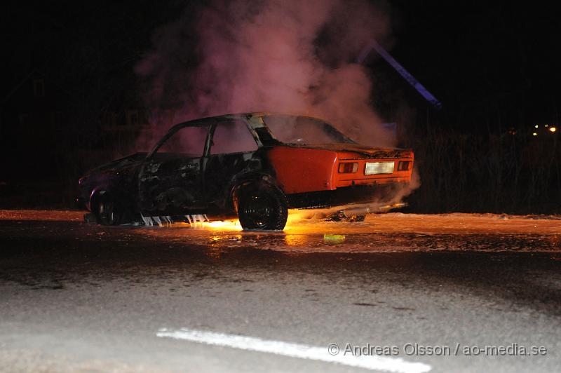 _DSC5912.JPG - Vid 21:10 tiden larmades räddningstjänsten till en bilbrand i Stidsvig, vid framkomst var bilen helt övertänd. Vad som orsakat branden är oklart. Men den börja brinna under färd. Inga personer ska ha kommit till skada under händelsen. Branden var svårsläck eftersom bilen gick på bränslet E85.