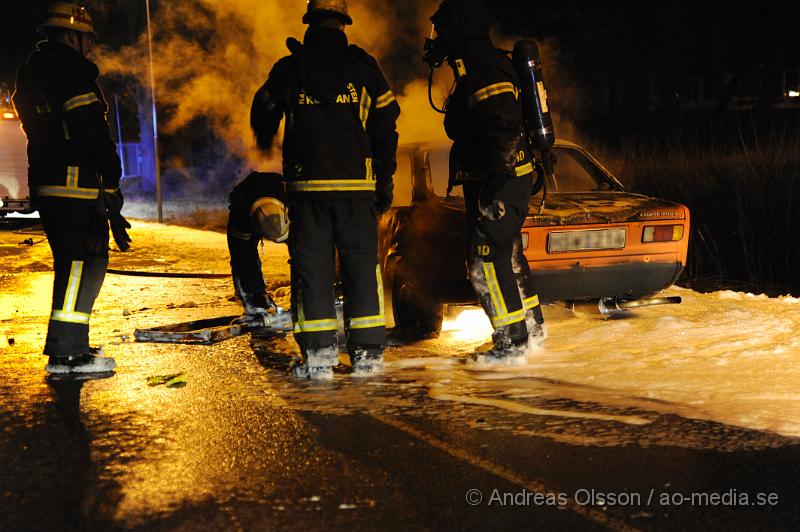 _DSC5915.JPG - Vid 21:10 tiden larmades räddningstjänsten till en bilbrand i Stidsvig, vid framkomst var bilen helt övertänd. Vad som orsakat branden är oklart. Men den börja brinna under färd. Inga personer ska ha kommit till skada under händelsen. Branden var svårsläck eftersom bilen gick på bränslet E85.