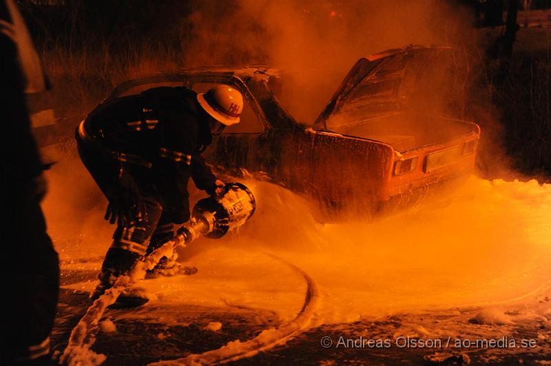 _DSC5917.JPG - Vid 21:10 tiden larmades räddningstjänsten till en bilbrand i Stidsvig, vid framkomst var bilen helt övertänd. Vad som orsakat branden är oklart. Men den börja brinna under färd. Inga personer ska ha kommit till skada under händelsen. Branden var svårsläck eftersom bilen gick på bränslet E85.