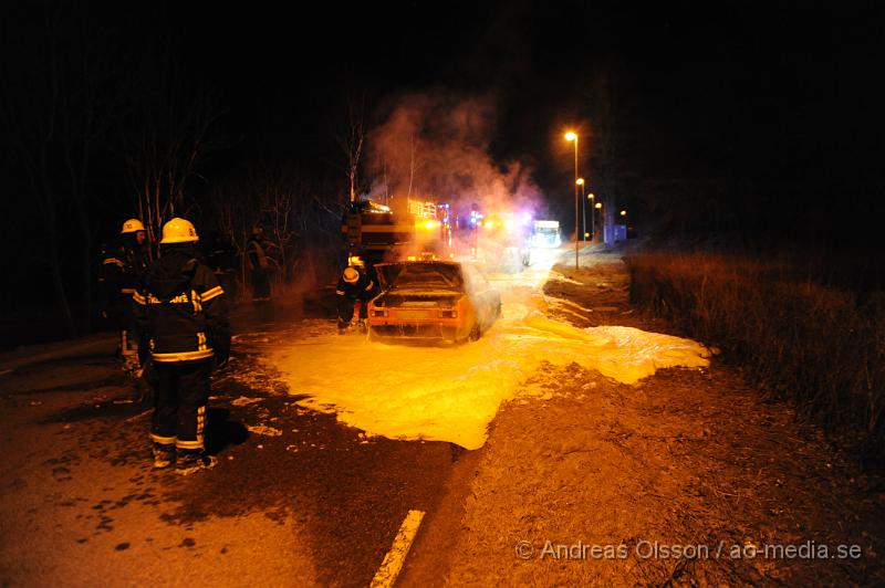 _DSC5920.JPG - Vid 21:10 tiden larmades räddningstjänsten till en bilbrand i Stidsvig, vid framkomst var bilen helt övertänd. Vad som orsakat branden är oklart. Men den börja brinna under färd. Inga personer ska ha kommit till skada under händelsen. Branden var svårsläck eftersom bilen gick på bränslet E85.