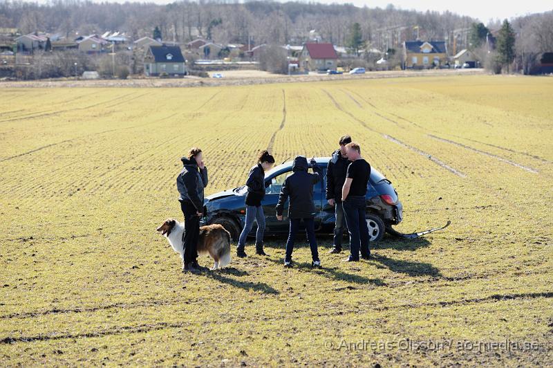 _DSC5755.JPG - Vid 12:10 tiden larmades räddningstjänsten till en singelolycka i Åstorp. vid framkomst så hade personbilen kört in i ett vajerräcket och sedan ut på åkern.  Skadeläget är ännu oklart. I bilen fanns även en hund.