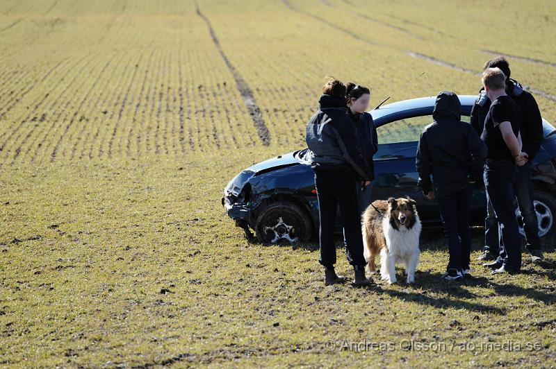 _DSC5760.JPG - Vid 12:10 tiden larmades räddningstjänsten till en singelolycka i Åstorp. vid framkomst så hade personbilen kört in i ett vajerräcket och sedan ut på åkern.  Skadeläget är ännu oklart. I bilen fanns även en hund.