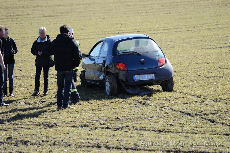 _DSC5762.JPG - Vid 12:10 tiden larmades räddningstjänsten till en singelolycka i Åstorp. vid framkomst så hade personbilen kört in i ett vajerräcket och sedan ut på åkern.  Skadeläget är ännu oklart. I bilen fanns även en hund.