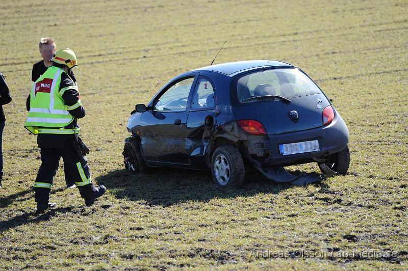 _DSC5765.JPG - Vid 12:10 tiden larmades räddningstjänsten till en singelolycka i Åstorp. vid framkomst så hade personbilen kört in i ett vajerräcket och sedan ut på åkern.  Skadeläget är ännu oklart. I bilen fanns även en hund.