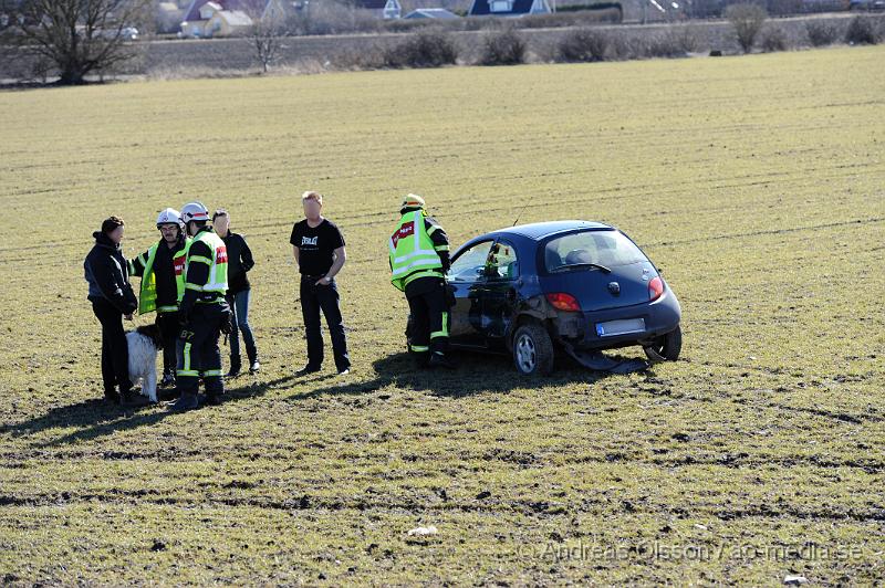 _DSC5767.JPG - Vid 12:10 tiden larmades räddningstjänsten till en singelolycka i Åstorp. vid framkomst så hade personbilen kört in i ett vajerräcket och sedan ut på åkern.  Skadeläget är ännu oklart. I bilen fanns även en hund.