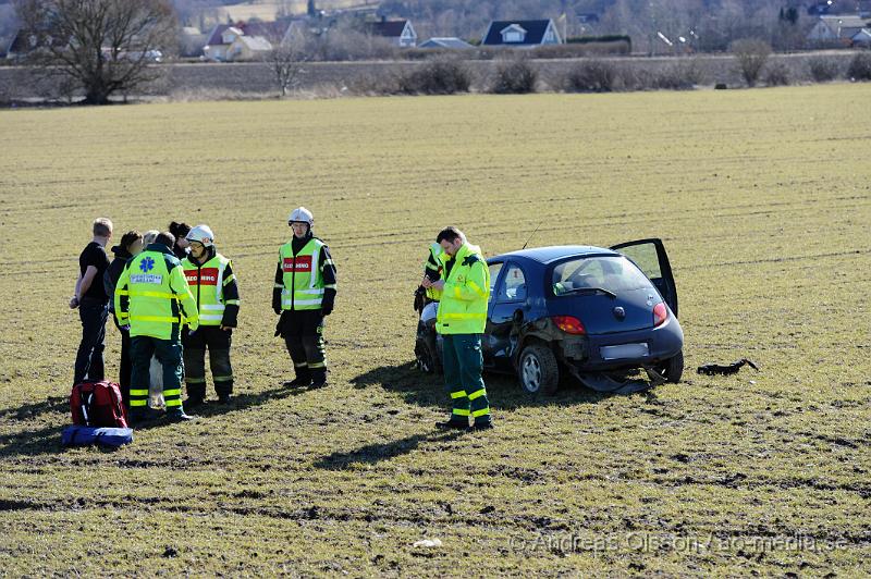 _DSC5769.JPG - Vid 12:10 tiden larmades räddningstjänsten till en singelolycka i Åstorp. vid framkomst så hade personbilen kört in i ett vajerräcket och sedan ut på åkern.  Skadeläget är ännu oklart. I bilen fanns även en hund.