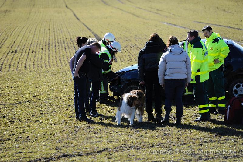 _DSC5772.JPG - Vid 12:10 tiden larmades räddningstjänsten till en singelolycka i Åstorp. vid framkomst så hade personbilen kört in i ett vajerräcket och sedan ut på åkern.  Skadeläget är ännu oklart. I bilen fanns även en hund.