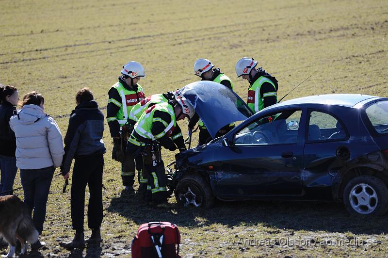 _DSC5773.JPG - Vid 12:10 tiden larmades räddningstjänsten till en singelolycka i Åstorp. vid framkomst så hade personbilen kört in i ett vajerräcket och sedan ut på åkern.  Skadeläget är ännu oklart. I bilen fanns även en hund.