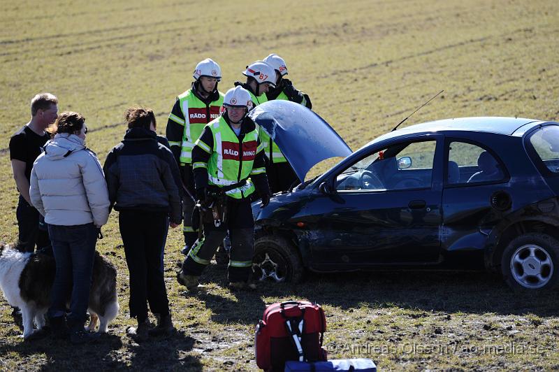 _DSC5775.JPG - Vid 12:10 tiden larmades räddningstjänsten till en singelolycka i Åstorp. vid framkomst så hade personbilen kört in i ett vajerräcket och sedan ut på åkern.  Skadeläget är ännu oklart. I bilen fanns även en hund.