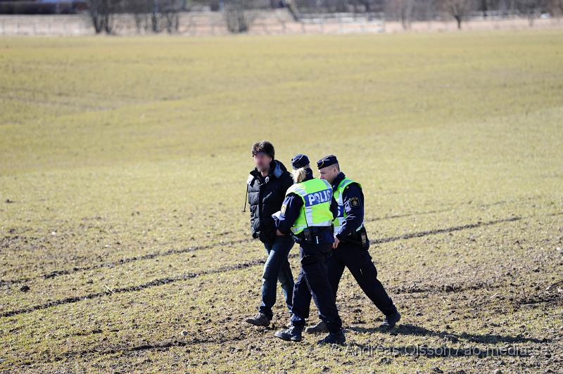 _DSC5777.JPG - Vid 12:10 tiden larmades räddningstjänsten till en singelolycka i Åstorp. vid framkomst så hade personbilen kört in i ett vajerräcket och sedan ut på åkern.  Skadeläget är ännu oklart. I bilen fanns även en hund.