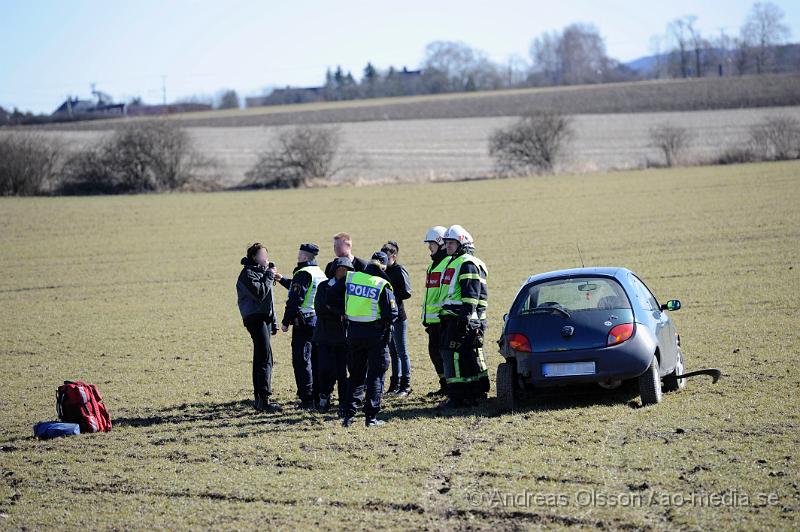 _DSC5778.JPG - Vid 12:10 tiden larmades räddningstjänsten till en singelolycka i Åstorp. vid framkomst så hade personbilen kört in i ett vajerräcket och sedan ut på åkern.  Skadeläget är ännu oklart. I bilen fanns även en hund.