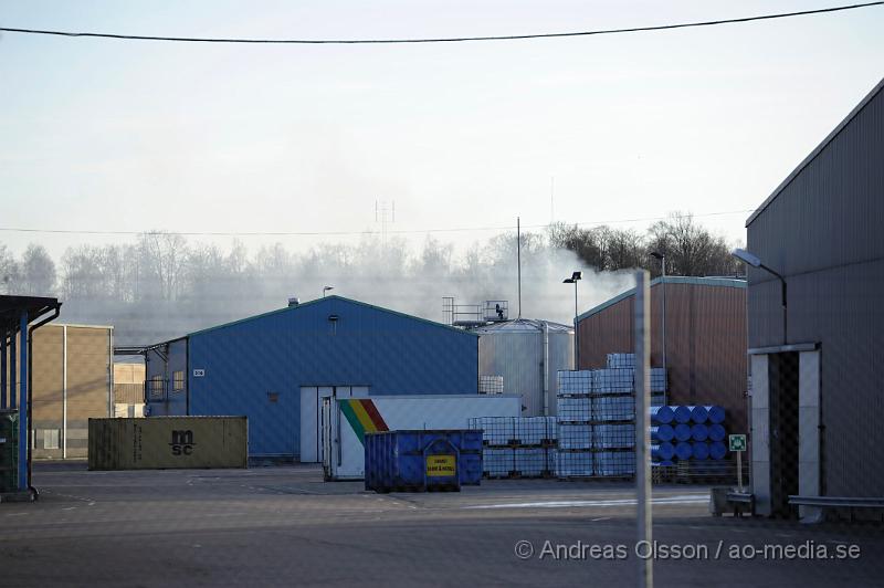 _DSC5955.JPG - Vid 17 tiden larmades räddningstjänsten till Perstorps industripark där det rörde sig om en brand. Vid framkomst var det en fullt utvecklad brand på taket. Branden ska ha uppstått när någon form av takläggning utförts, branden tog sig i taket och spred sig mot ett annat tak där det kunde finnas gasolflaskor. Ingen ska ha skadats i branden.