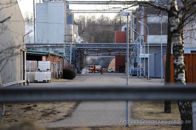 _DSC5970.JPG - Vid 17 tiden larmades räddningstjänsten till Perstorps industripark där det rörde sig om en brand. Vid framkomst var det en fullt utvecklad brand på taket. Branden ska ha uppståt när någon form av takläggning utförts, branden tog sig i taket och spred sig mot ett annat tak där det kunde finnas gasolflaskor. Ingen ska ha skadats i branden.