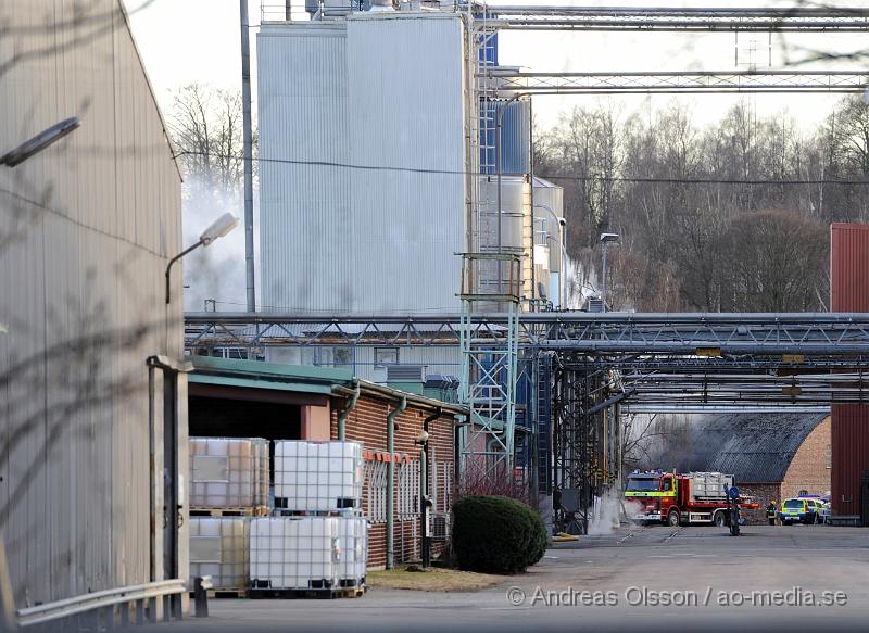 _DSC59701.jpg - Vid 17 tiden larmades räddningstjänsten till Perstorps industripark där det rörde sig om en brand. Vid framkomst var det en fullt utvecklad brand på taket. Branden ska ha uppståt när någon form av takläggning utförts, branden tog sig i taket och spred sig mot ett annat tak där det kunde finnas gasolflaskor. Ingen ska ha skadats i branden.