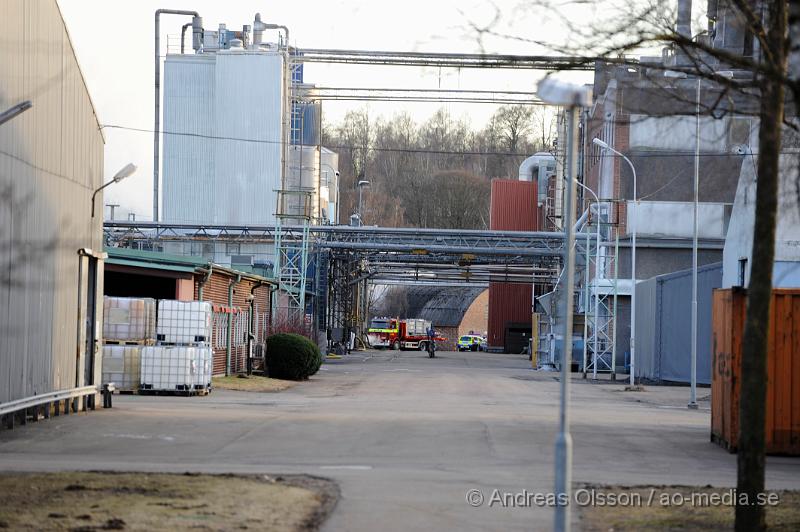 _DSC5977.JPG - Vid 17 tiden larmades räddningstjänsten till Perstorps industripark där det rörde sig om en brand. Vid framkomst var det en fullt utvecklad brand på taket. Branden ska ha uppståt när någon form av takläggning utförts, branden tog sig i taket och spred sig mot ett annat tak där det kunde finnas gasolflaskor. Ingen ska ha skadats i branden.