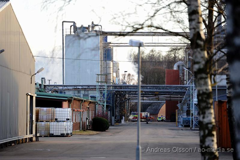 _DSC5979.JPG - Vid 17 tiden larmades räddningstjänsten till Perstorps industripark där det rörde sig om en brand. Vid framkomst var det en fullt utvecklad brand på taket. Branden ska ha uppstått när någon form av takläggning utförts, branden tog sig i taket och spred sig mot ett annat tak där det kunde finnas gasolflaskor. Ingen ska ha skadats i branden.