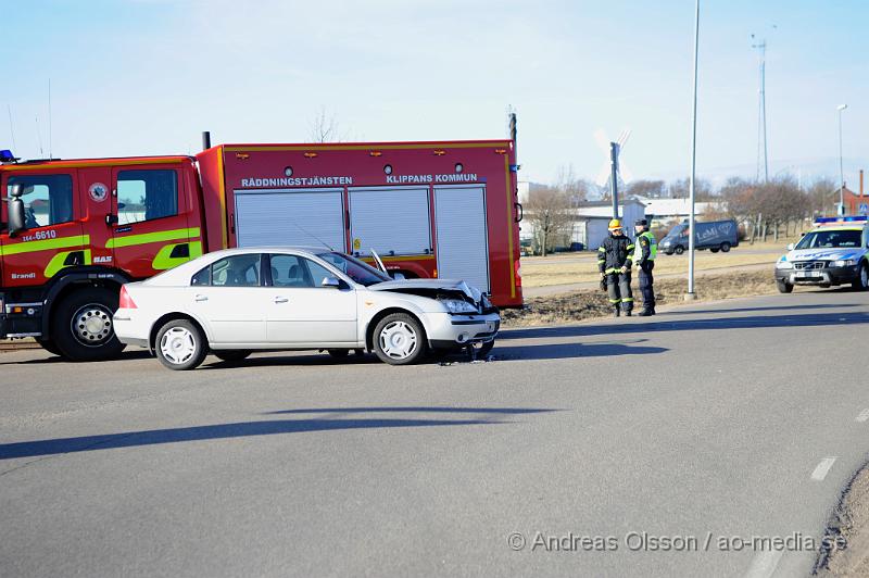 _DSC5925.JPG - Vid 17 tiden larmades räddningstjänst, polis och ambulans till stackarpsvägen i Klippan där två personbilar kolliderat. Minst en person fördes med ambulans till sjukhuset, skadeläget är dock oklart.