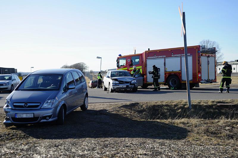 _DSC5930.JPG - Vid 17 tiden larmades räddningstjänst, polis och ambulans till stackarpsvägen i Klippan där två personbilar kolliderat. Minst en person fördes med ambulans till sjukhuset, skadeläget är dock oklart.