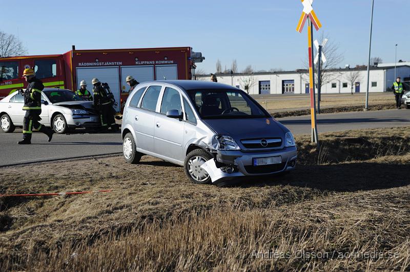 _DSC5933.JPG - Vid 17 tiden larmades räddningstjänst, polis och ambulans till stackarpsvägen i Klippan där två personbilar kolliderat. Minst en person fördes med ambulans till sjukhuset, skadeläget är dock oklart.