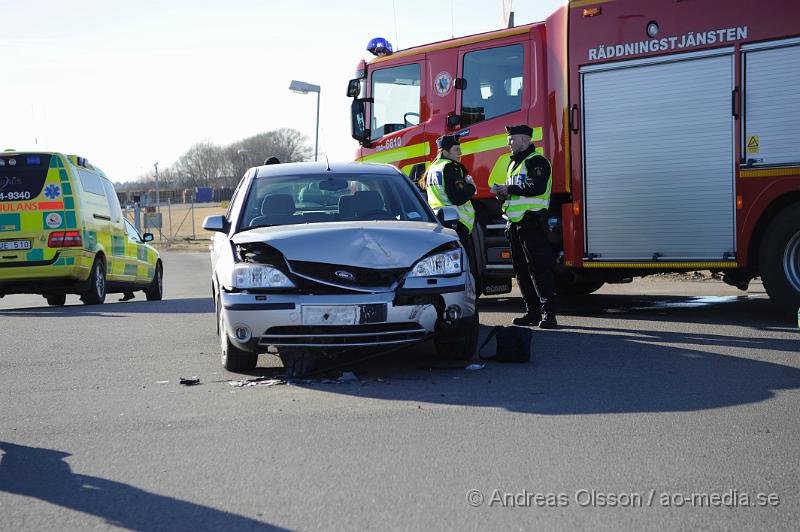 _DSC5935.JPG - Vid 17 tiden larmades räddningstjänst, polis och ambulans till stackarpsvägen i Klippan där två personbilar kolliderat. Minst en person fördes med ambulans till sjukhuset, skadeläget är dock oklart.