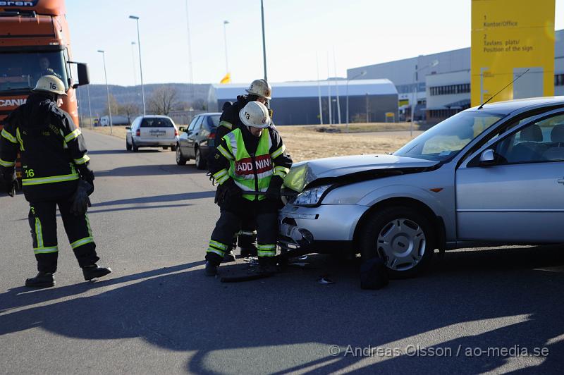 _DSC5939.JPG - Vid 17 tiden larmades räddningstjänst, polis och ambulans till stackarpsvägen i Klippan där två personbilar kolliderat. Minst en person fördes med ambulans till sjukhuset, skadeläget är dock oklart.