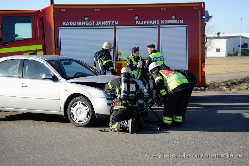 _DSC5945.JPG - Vid 17 tiden larmades räddningstjänst, polis och ambulans till stackarpsvägen i Klippan där två personbilar kolliderat. Minst en person fördes med ambulans till sjukhuset, skadeläget är dock oklart.