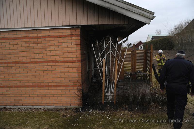 _DSC6007.JPG - Vid 14 tiden larmades en större räddningstyrka till munka ljungby där man såg kraftig rökutveckling och öppna lågor, enligt sos larm så skulle det brinna i ett hotell/vårdboende, men vid framkomst kunna man konstatera att det var en uteplats med möbler som brann, personen som bodde där kunde själv släcka elden.