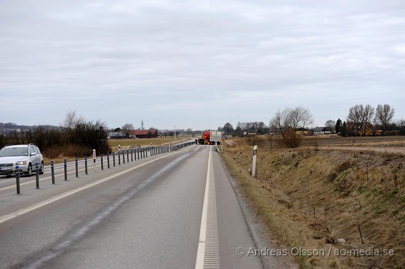 _DSC5982.JPG - Vid 12 tiden larmades räddningstjänsten till väg 21 där en lastbil hade läckt olja över vägen. Ena körfältet är förtillfället avstängt medans räddningstjänsten håller på att sanera vägen.