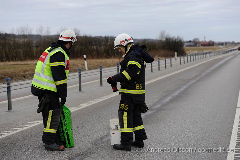 _DSC5984.JPG - Vid 12 tiden larmades räddningstjänsten till väg 21 där en lastbil hade läckt olja över vägen. Ena körfältet är förtillfället avstängt medans räddningstjänsten håller på att sanera vägen.