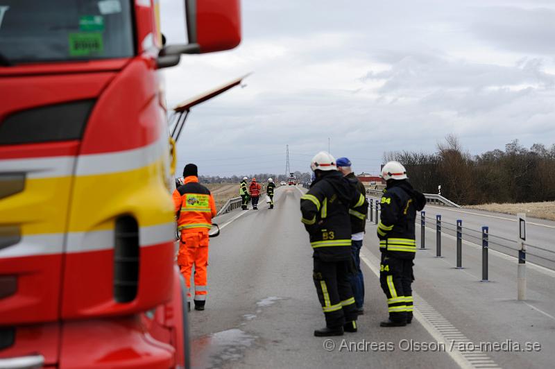 _DSC5999.JPG - Vid 12 tiden larmades räddningstjänsten till väg 21 där en lastbil hade läckt olja över vägen. Ena körfältet är förtillfället avstängt medans räddningstjänsten håller på att sanera vägen.