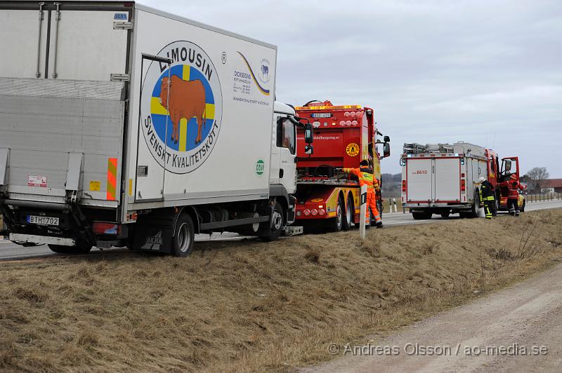 _DSC6001.JPG - Vid 12 tiden larmades räddningstjänsten till väg 21 där en lastbil hade läckt olja över vägen. Ena körfältet är förtillfället avstängt medans räddningstjänsten håller på att sanera vägen.