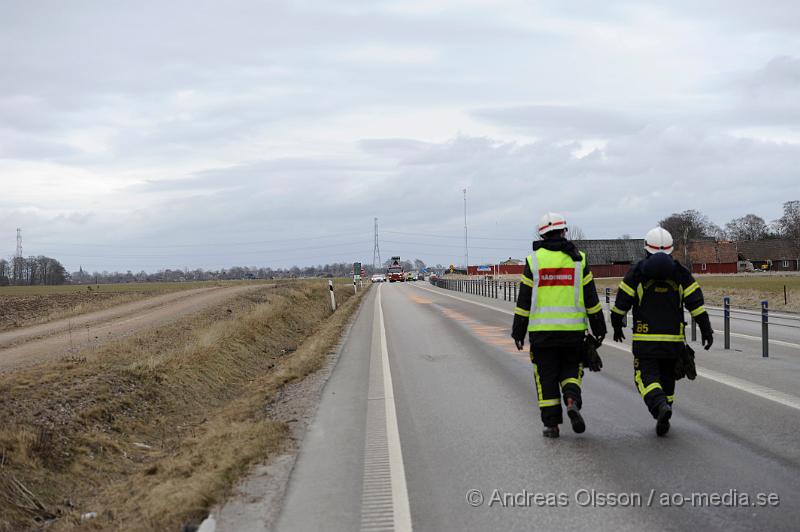 _DSC6006.JPG - Vid 12 tiden larmades räddningstjänsten till väg 21 där en lastbil hade läckt olja över vägen. Ena körfältet är förtillfället avstängt medans räddningstjänsten håller på att sanera vägen.