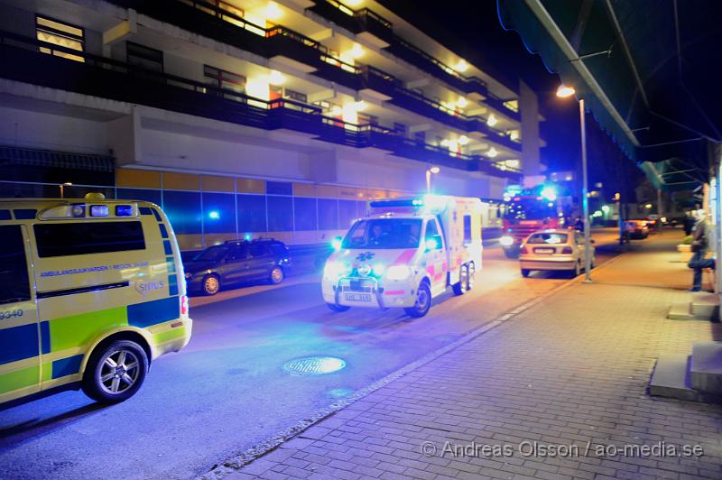 _DSC6033.JPG - Vid 20,30 tiden larmades en större räddnings styrka till järnvägsgatan i Klippan där det brann i en lägenhet och två personer va kvar. Dem boende fick själva kontroll över branden som hade startat i en köksstol. Ingen person ska ha kommit till skada.