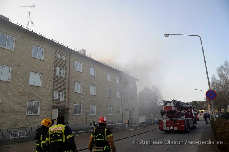 _DSC6367.JPG - Vid 18 tiden larmades räddningstjänsten från Perstorp, Hässleholm och Klippan till en lägenhetsbrand i Perstorp, vid framkomst så va det en kraftig rökutveckling på vinden, minst 3 personer ska ha skadats men hur allvarligt är oklart.