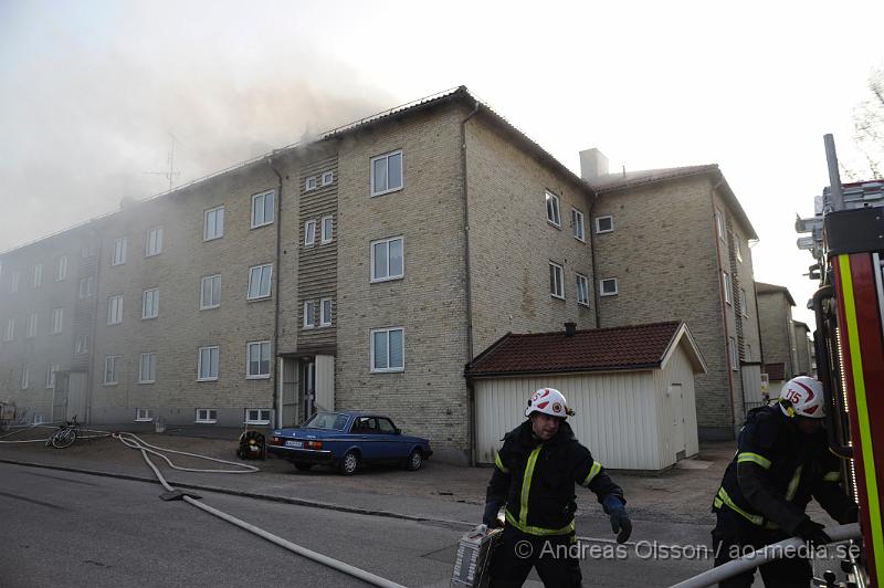 _DSC6370.JPG - Vid 18 tiden larmades räddningstjänsten från Perstorp, Hässleholm och Klippan till en lägenhetsbrand i Perstorp, vid framkomst så va det en kraftig rökutveckling på vinden, minst 3 personer ska ha skadats men hur allvarligt är oklart.